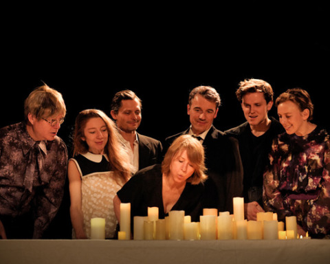 Ausschnitt aus den Theaterstück "Birthday Candles" von Noah Haidle. Die Schauspieler*innen steht vor vilen Kerzen, wobei die Hauptdarstellerin Corinna Harfouch als Ernestine viele Kerzen auspustet.