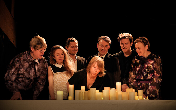 Ausschnitt aus den Theaterstück "Birthday Candles" von Noah Haidle. Die Schauspieler*innen steht vor vilen Kerzen, wobei die Hauptdarstellerin Corinna Harfouch als Ernestine viele Kerzen auspustet.