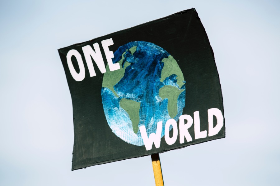 Plakat zum Thema Earth Day 2022 mit der Aufschrift One World und einem selbstgemalten Planeten Erde