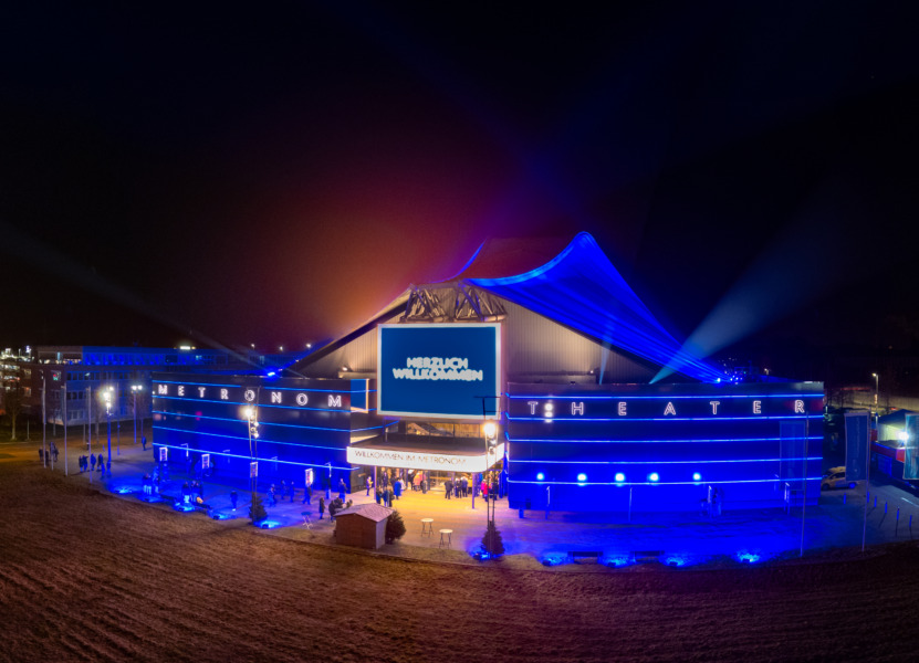 Das Metronom-Theater in Oberhausen bei Nacht kurz vor der Vorstellung.