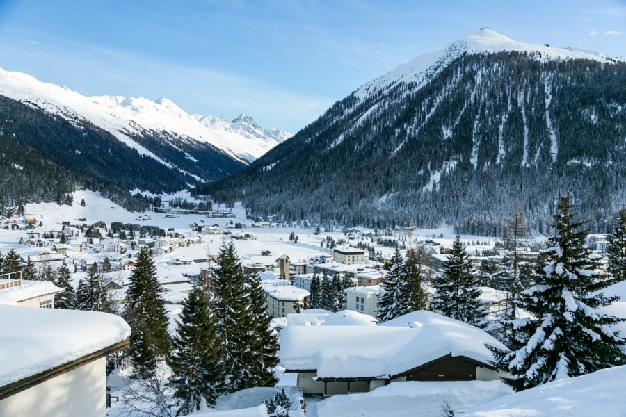 zu sehen ist die Stadt Davos in der Schweiz im Winter mit Schnee.