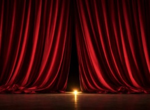 Ein schwerer, dunkelroter Theatervorhang aus Samt schließt sich von beiden Seiten zur Mitte hin. Die Stoffbahnen fallen in weichen, dichten Falten und bedecken fast vollständig die Bühne. Am unteren Rand bleibt ein schmaler Spalt offen, durch den ein warmer, goldener Lichtschein nach außen dringt und sich auf dem Boden spiegelt. Die Szene wirkt ruhig, endgültig und leicht melancholisch, als würde ein letzter Moment verschwinden.