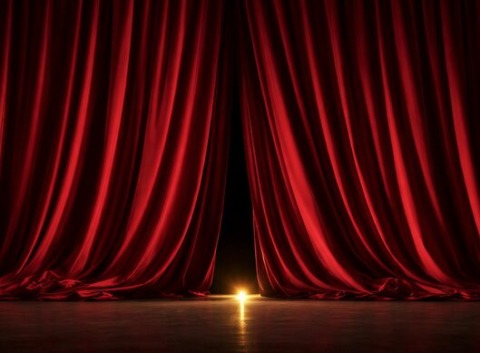 Ein schwerer, dunkelroter Theatervorhang aus Samt schließt sich von beiden Seiten zur Mitte hin. Die Stoffbahnen fallen in weichen, dichten Falten und bedecken fast vollständig die Bühne. Am unteren Rand bleibt ein schmaler Spalt offen, durch den ein warmer, goldener Lichtschein nach außen dringt und sich auf dem Boden spiegelt. Die Szene wirkt ruhig, endgültig und leicht melancholisch, als würde ein letzter Moment verschwinden.