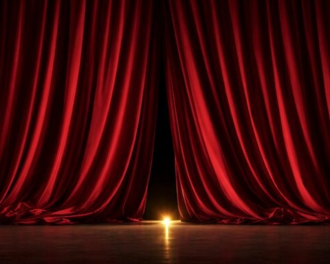 Ein schwerer, dunkelroter Theatervorhang aus Samt schließt sich von beiden Seiten zur Mitte hin. Die Stoffbahnen fallen in weichen, dichten Falten und bedecken fast vollständig die Bühne. Am unteren Rand bleibt ein schmaler Spalt offen, durch den ein warmer, goldener Lichtschein nach außen dringt und sich auf dem Boden spiegelt. Die Szene wirkt ruhig, endgültig und leicht melancholisch, als würde ein letzter Moment verschwinden.