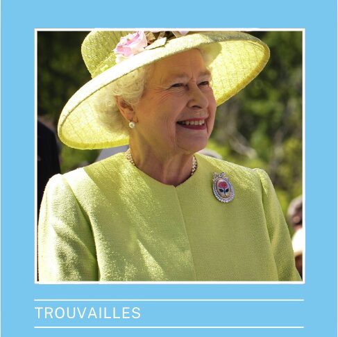 Wir sehen Queen Elisabeth, dieheute 100Jahre alt geworden wäre in einem gelben Kleid mit Hut.