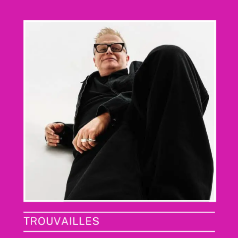 Wir sehen Herbert Grönemeyer liegend und uns ansehend