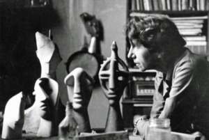 Die Künstlerin Jeanne Mammen mit eineigen ihrer Skulpturen