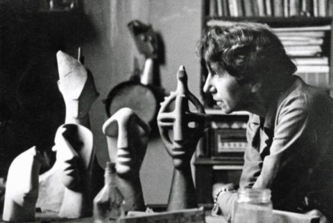 Die Künstlerin Jeanne Mammen mit eineigen ihrer Skulpturen