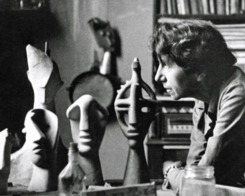 Die Künstlerin Jeanne Mammen mit eineigen ihrer Skulpturen