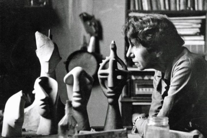 Die Künstlerin Jeanne Mammen mit eineigen ihrer Skulpturen