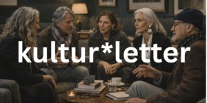 Menschen sitzen in einer Art Wohnzimmer zusammen und unterhalten sich.
