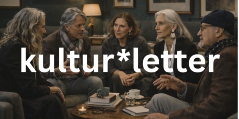 Menschen sitzen in einer Art Wohnzimmer zusammen und unterhalten sich.