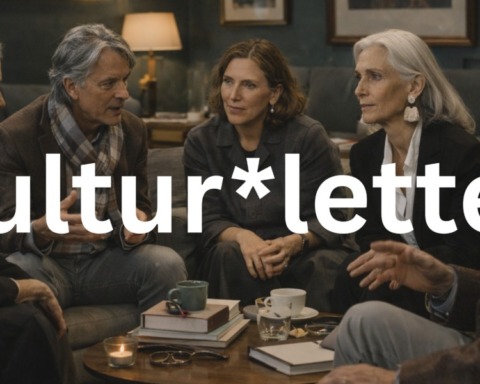 Menschen sitzen in einer Art Wohnzimmer zusammen und unterhalten sich.