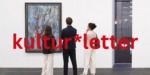 Menschen stehen in einem Museum und betrachten ein Bild des Künstlers Gerhard Hoehme.