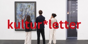 Menschen stehen in einem Museum und betrachten ein Bild des Künstlers Gerhard Hoehme.