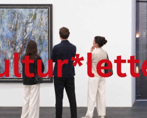 Menschen stehen in einem Museum und betrachten ein Bild des Künstlers Gerhard Hoehme.