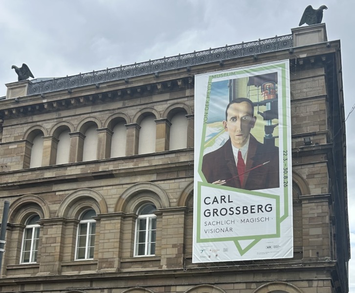 Man sieht die Gebäudefassade des Von der Heydt-Museums in Wuppertal mit einem großen Plakat der Ausstellung Carl Grossbergs.