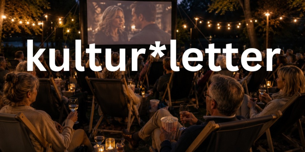 Menschen sitzen in Liegestühlen im Open-Air-Kino.