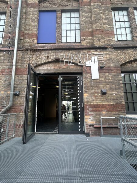 Wir sehen den Eingang zur Schirn  im Interimsstandort Bockenheim. Es ist die Halle 1 voninsgesamt 2 hallen.