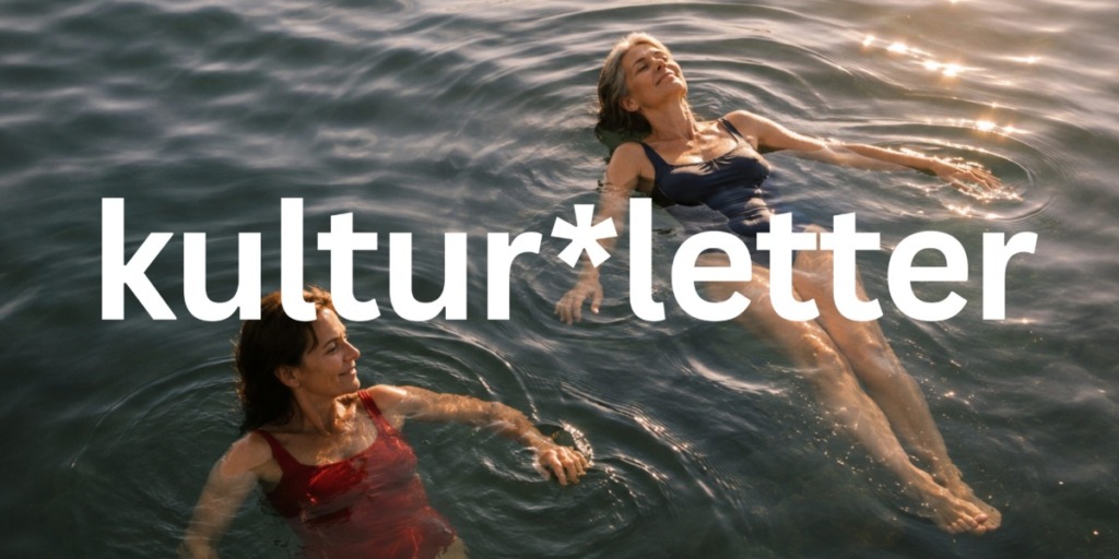 Zwei Frauen Anfang bis Mitte 50 treiben entspannt im kühlen Wasser eines Sees. Beide wirken natürlich und selbstbewusst. Eine blickt mit geschlossenen Augen in den Himmel und genießt die Ruhe, die andere bewegt langsam einen Arm durchs Wasser oder schaut zur Freundin.