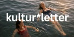 Zwei Frauen Anfang bis Mitte 50 treiben entspannt im kühlen Wasser eines Sees. Beide wirken natürlich und selbstbewusst. Eine blickt mit geschlossenen Augen in den Himmel und genießt die Ruhe, die andere bewegt langsam einen Arm durchs Wasser oder schaut zur Freundin.